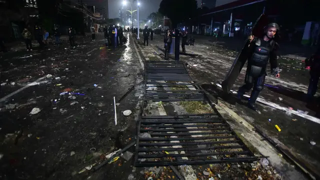 Bentrokan Massa Demo dan Polisi Pecah di Kawasan Pejompongan