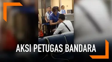 Seorang petugas bandara memarahi dan meneriaki penumpang yang membawa koper melebihi kapasitas kabin pesawat. Insiden ini terjadi di Bandara Internasional Don Mueang.