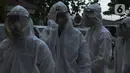 Petugas PMI bersiap menyemprotkan cairan disinfektan di Lingkungan SMP Negeri 139 Jakarta, Selasa (9/6/2020). Penyemprotan untuk mencegah penyebaran virus Corona di lingkungan sekolah itu sebagai persiapan memasuki tahun ajaran baru 2020/2021. (merdeka.com/Imam Buhori)