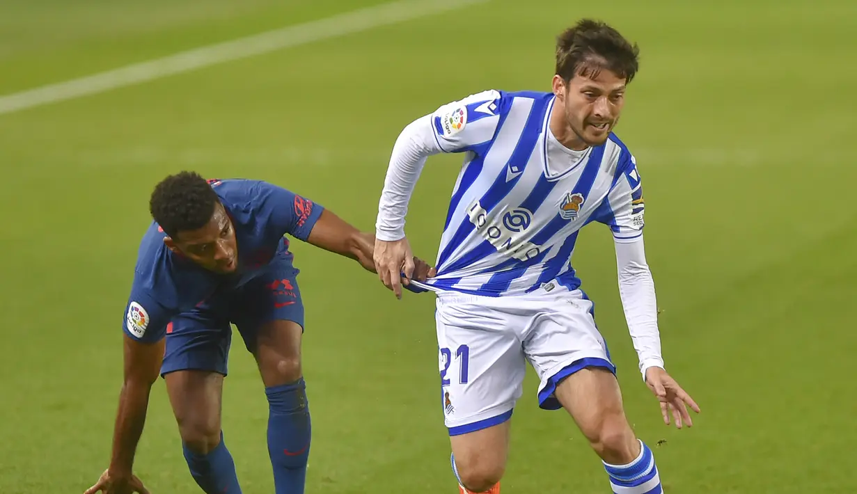 David Silva. Usai 10 musim memperkuat Manchester City dan layak disebut legenda, gelandang berusia 35 tahun ini memutuskan bergabung dengan Real Sociedad musim lalu. Hijrah ke Spanyol sebagai tanah kelahiran mungkin saja pertanda ia akan segera pensiun dalam waktu dekat. (AFP/Ander Gillenea)