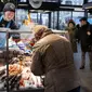 Pelanggan di pasar ikan di Torvehallerne di Kopenhagen, Denmark, Selasa (1/2/2022). Otoritas Kesehatan Denmark saat ini "merekomendasikan" mereka yang dites positif untuk diisolasi selama empat hari, sementara kasus kontak tidak perlu lagi dikarantina. (Liselotte Sabroe/Ritzau Scanpix via AP)