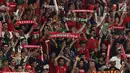 Suporter membentangkan syal saat merayakan kemenangan Timnas Indonesia U-19 atas Chinnese Taipei pada laga penyisihan Grup A Piala AFC U-19 2018 di Stadion GBK, Jakarta, Kamis (18/10). Indonesia unggul 3-1. (Liputan6.com/Helmi Fithriansyah)