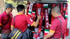 Para pedagang menjajakan atribut dan pernak pernik tim Liga Italia, AS ROMA di Stadion Utama Gelora Bung Karno, Jakarta,Sabtu (25/7/2015) Para pedagang mengaku dagangan mereka laris jelang pertandingan AS Roma. (Liputan6.com/Helmi Afandi)