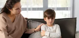 Menjadi orangtua bukan hanya tentang memenuhi kebutuhan fisik anak, tetapi juga membangun kesehatan mental dan emosionalnya sejak dini. Cara orangtua merespons emosi anak, menghadapi kesalahan, hingga membentuk kebiasaan sehari-hari akan sangat memengaruhi kepribadian anak di masa depan. (foto/dok: freepik)