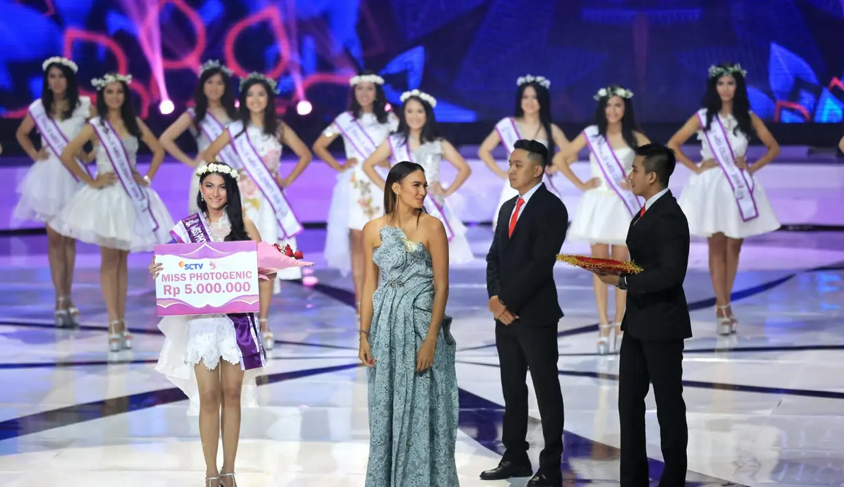 Salah satu dewan juri, Nadine Chandrawinata menyematkan selempang pada Teresa De Hesslle. Finalis asal Manado itu menyabet Miss Photogenic. (Adrian Putra/Bintang.com)