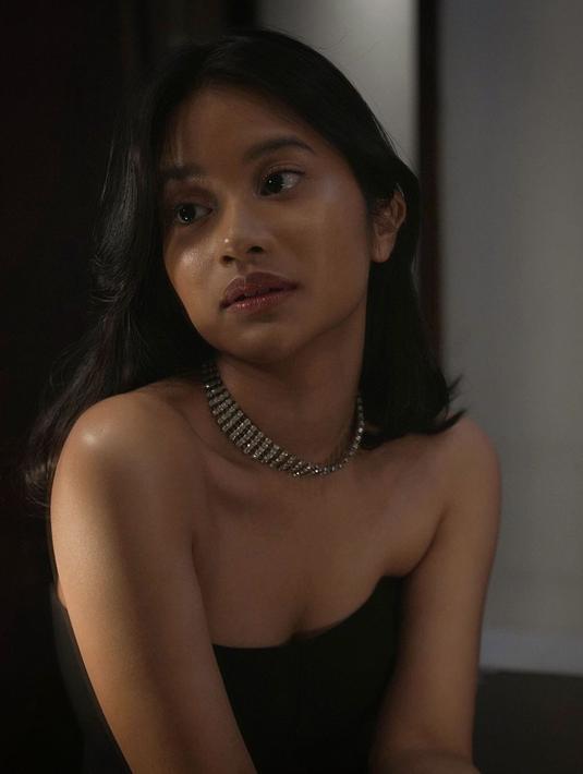 Dalam postingannya ini, Adira tampil mempesona dengan mengenakan dress warna hitam dengan kalung di lehernya. Diusianya yang 23 tahun, Dira, sapaan akrabnya menjadi sorotan warganet berkat kecantikannya. Di sosial media ia pun menjadi idola dengan memiliki lebih dari 120ribu pengikut di Instagram. (Instagram/adirakania)