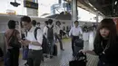 Para penumpang meninggalkan kereta Shinkansen berkecepatan tinggi di Nagoya, Jepang (25/9/2019). Letaknya di tengah-tengah antara Tokyo dan Kyoto, sehingga kota ini sering disebut Chūkyō (ibu kota bagian tengah). (AP Photo/Christophe Ena)
