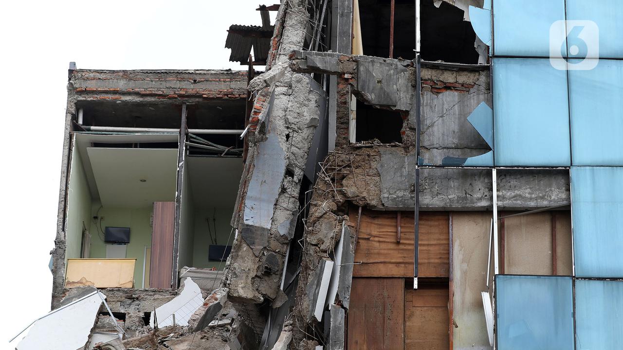 Gedung Empat Lantai di Slipi Ambruk
