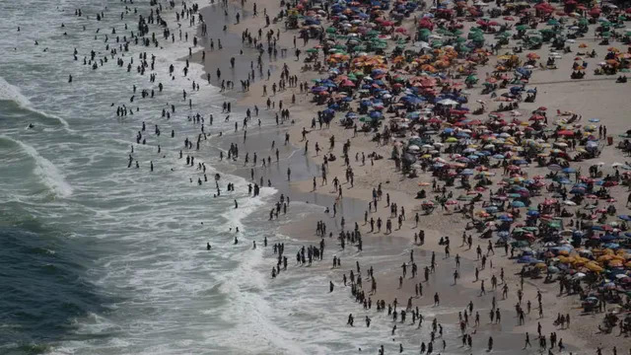 Cuaca Panas, Ribuan Orang Serbu Pantai Copacabana Brasil