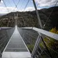 Pemandangan Jembatan 516 Arouca di Arouca, Portugal (29/4/2021). Jembatan 516 Arouca merupakan jembatan gantung terpanjang di dunia yang membentang sejauh 516 meter di ketinggian 175 meter. (AFP/Carlos Costa)