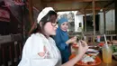 "Saya rasain, kayak daging ku bilang rasa ya," kata Kiki saat mencoba makan belut pertama.  Sedangkan Agung menyebut rasanya enak tidak anyir.  [Youtube/Kiki Amalia]