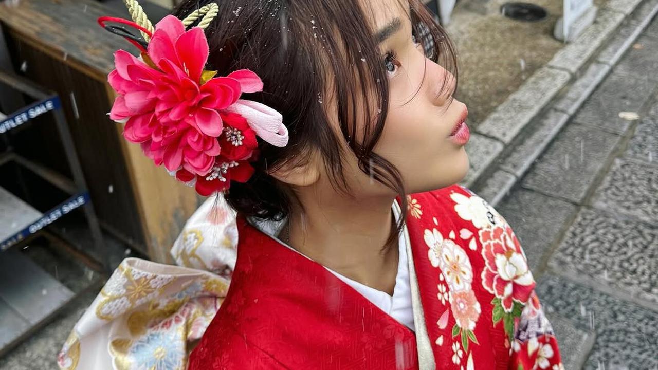 Potret Cantik Fuji Pakai Kimono Merah Saat Berlibur di Jepang, Tampil Menawan Bertabur Butiran Salju