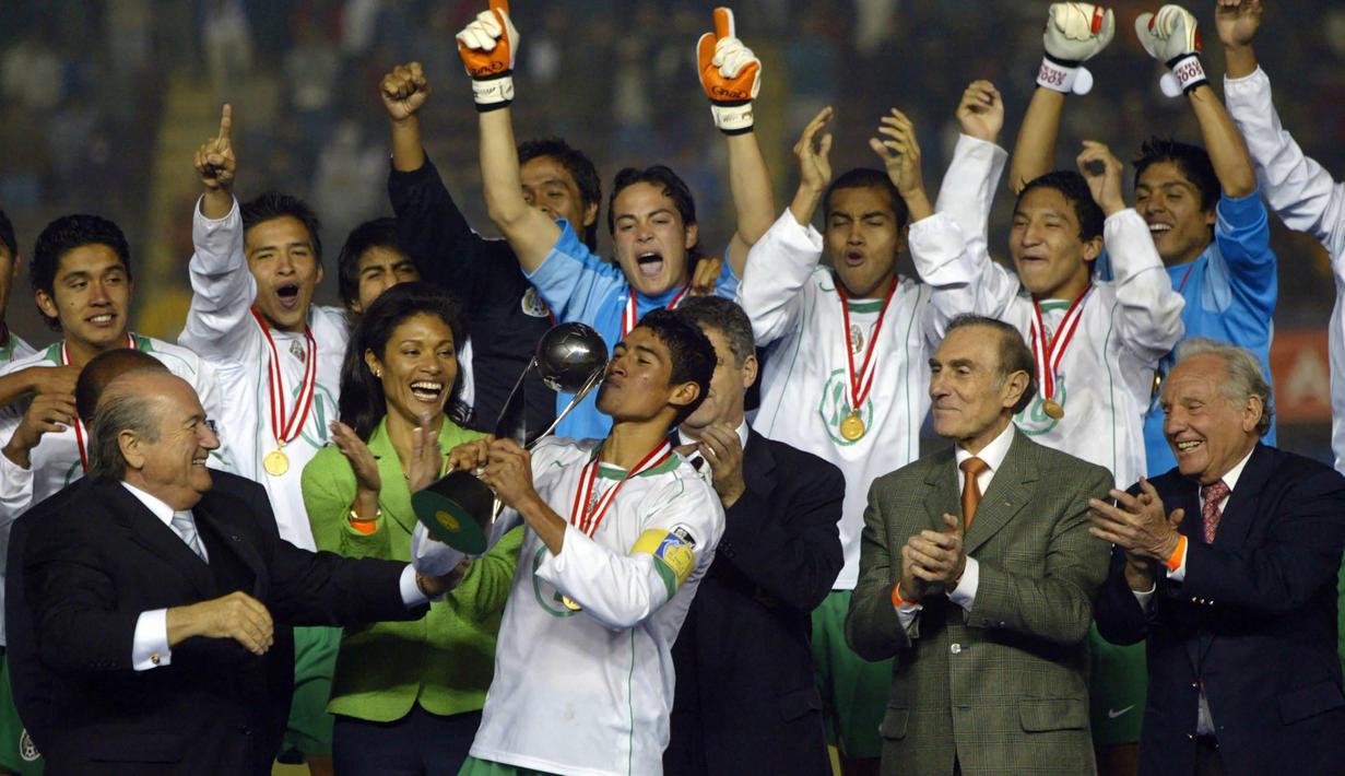 Selebrasi kapten Timnas Meksiko, Patricio Araujo (tengah) dengan mencium trofi juara Piala Dunia U-17 2005 setelah mengalahkan Brasil pada laga final di Lima, Brasil (2/10/2005). Meksiko tercatat telah mengumpulkan dua trofi juara Piala Dunia U-17, yaitu pada 2005 di Peru dan 2011 saat menjadi tuan rumah. (AFP/Daniel Silva)