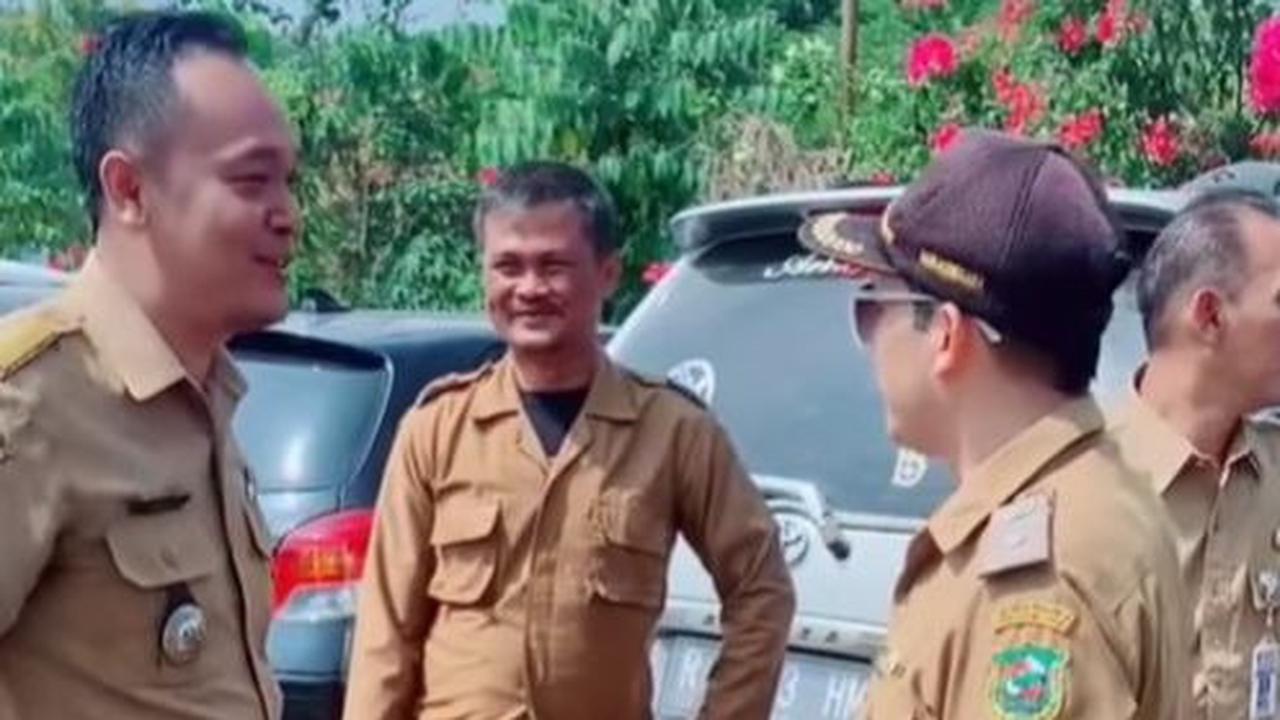 Jalan penghubung antara desa miliknya dengan desa lain itu tak terurus hingga bertahun-tahun. Ia lalu memperbaikinya dengan dana pribadi sehingga jalan antardesa itu bisa memperlancar mobilitas warga, bahkan dapat dilewati kendaraan roda empat. <br><br>
