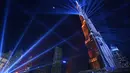 Pertunjukan sinar laser dari menara tertinggi di dunia, Burj Khalifa, pada malam perayaan Tahun Baru di Dubai, 31 Desember 2017. Burj Khalifa bermandikan sinar laser menyilaukan dalam gerakan dinamis yang disinkronkan dengan musik. (Giuseppe CACACE/AFP)