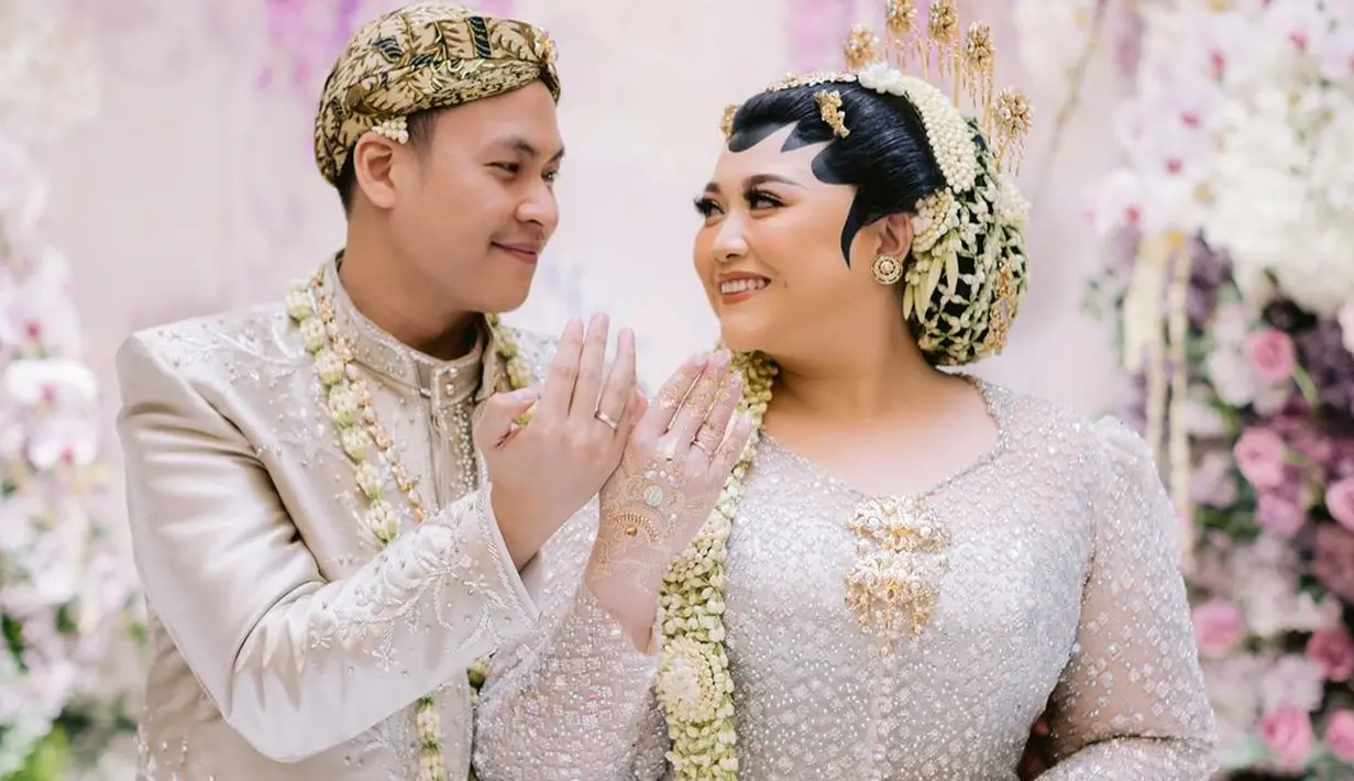 <p>Berbeda dengan Salsha, selebgram dan content creator Clarissa Putri memilih kebaya adat Jawa saat melangsungkan akad nikah dengan kekasihnya, Pradipha. [@venemapictures].</p>