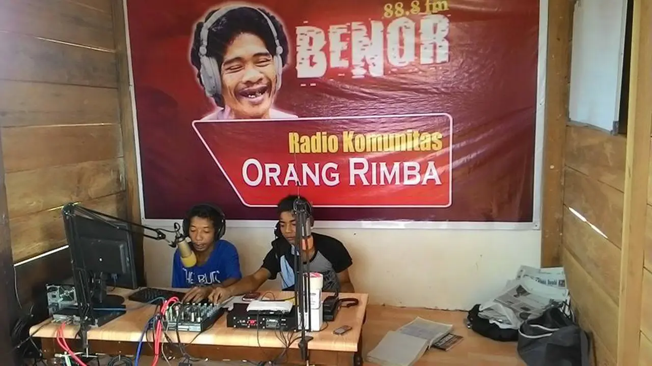 Sidia Si Anak Rimba Jambi yang Jadi Penyiar Radio 