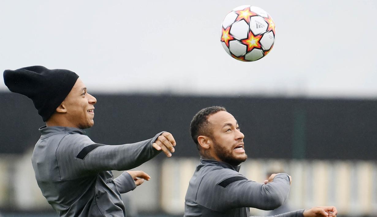Dua pemain PSG yang sempat berseteru yakni Kylian Mbappe dan Neymar juga sudah tampak berdamai. Mereka terlihat cair dan akrab saat sesi latihan. (AFP/Franck Fife)