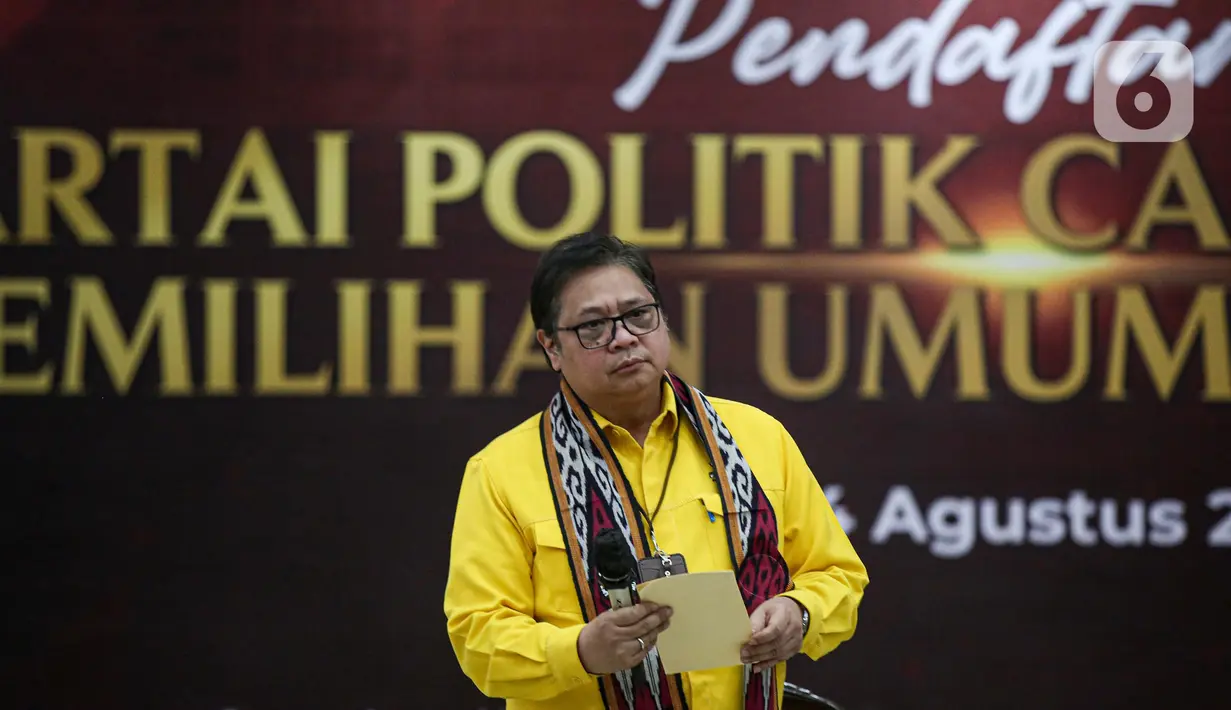 Ketua Umum Golkar Airlangga Hartarto memberikan sambutan saat Pendaftaran Partai Politik Calon Peserta Pemilu tahun 2024 di Gedung KPU, Jakarta, Rabu (10/8/2022). Diketahui, Golkar mendaftarkan diri bersama dengan parpol lainnya di Koalisi Indonesia Bersatu yakni PAN dan PPP. (Liputan6.com/Faizal Fanani)