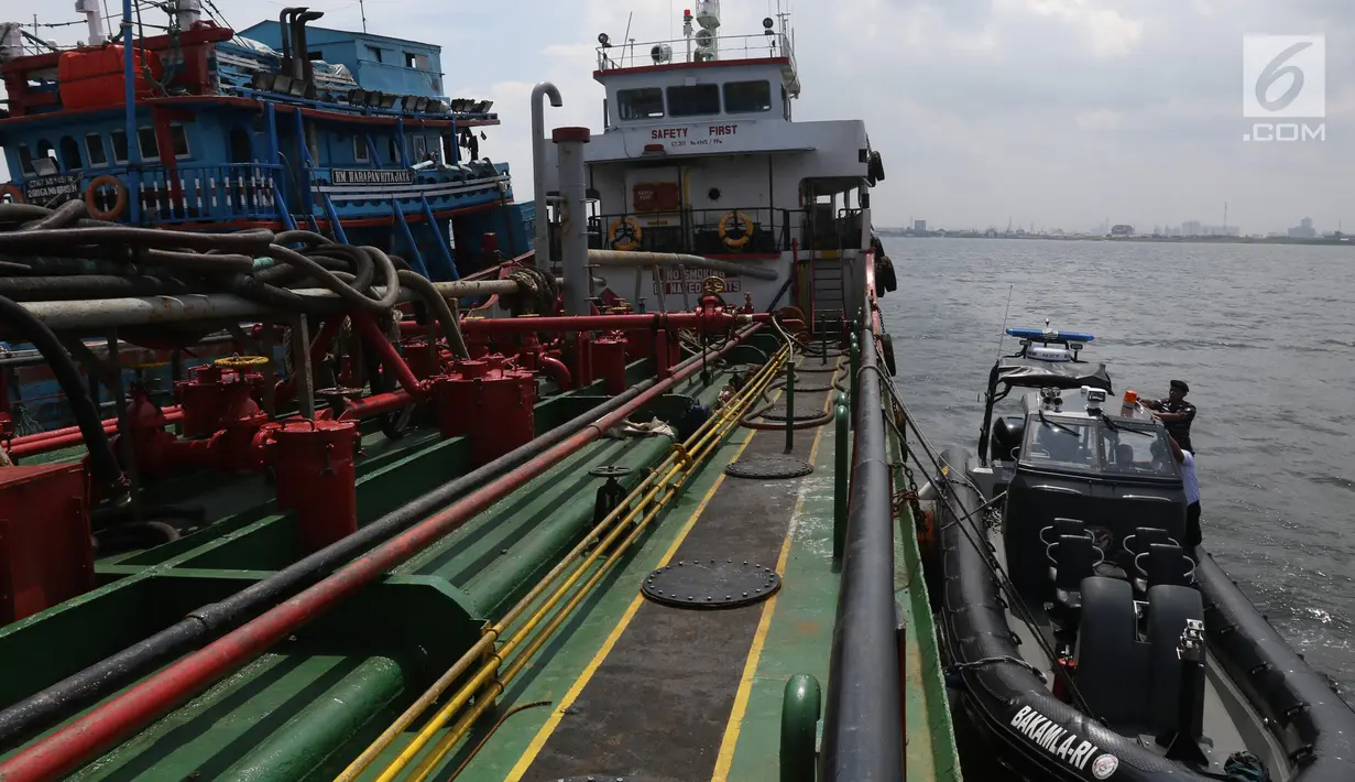 Dua kapal berjenis motor tanker dan kapal ikan yang diamankan petugas Badan Keamanan Laut (Bakamla) RI di perairan Teluk Jakarta, Jumat (1/2). Kapal tanker itu diduga telah melakukan transfer BBM ke kapal ikan sekitar 41 ton. (Liputan6.com/Angga Yuniar)