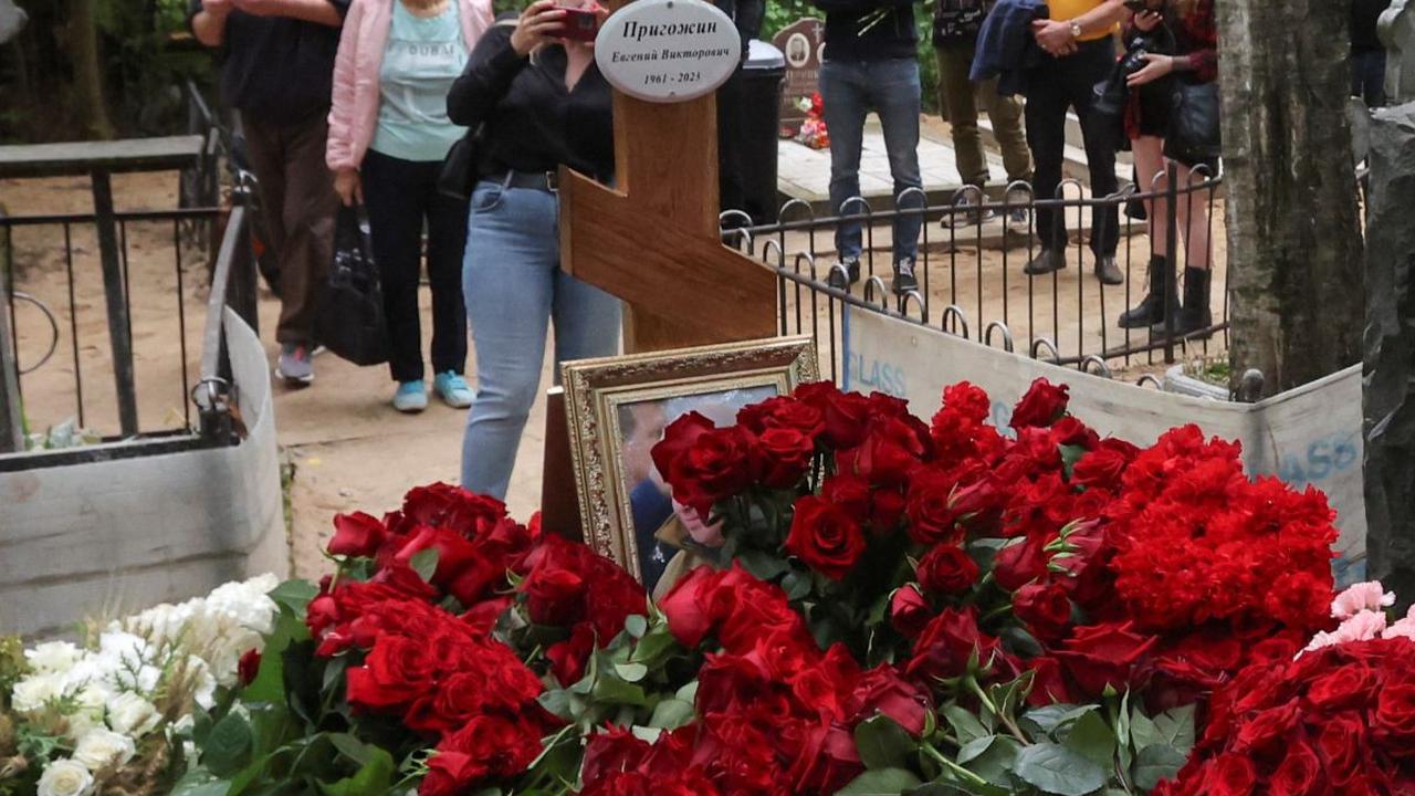 FOTO: Penampakan Makam Bos Wagner Yevgeny Prigozhin Penuh dengan Mawar Merah hingga Dijaga Ketat Tentara dan Polisi