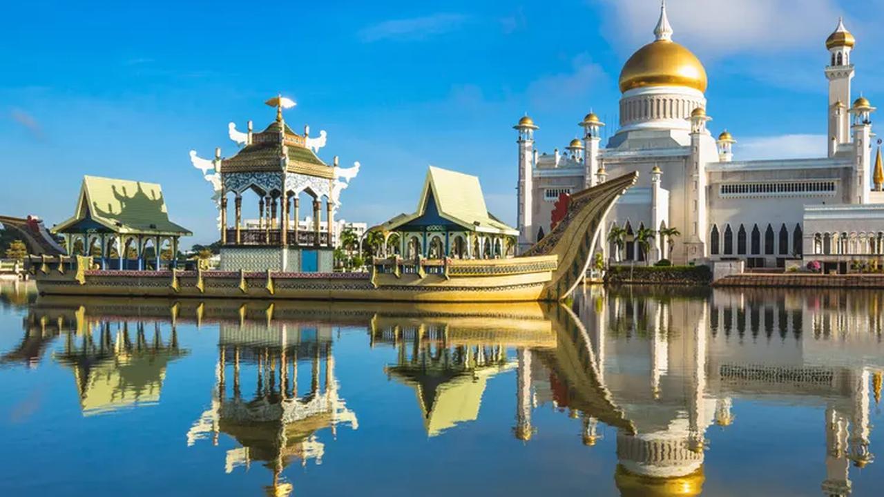 Menariknya, di awal abad ke-15, wilayah Brunei mencakup seluruh daerah pesisir di pulau Kalimantan. Bahkan, wilayahnya sampai ke Filipina.