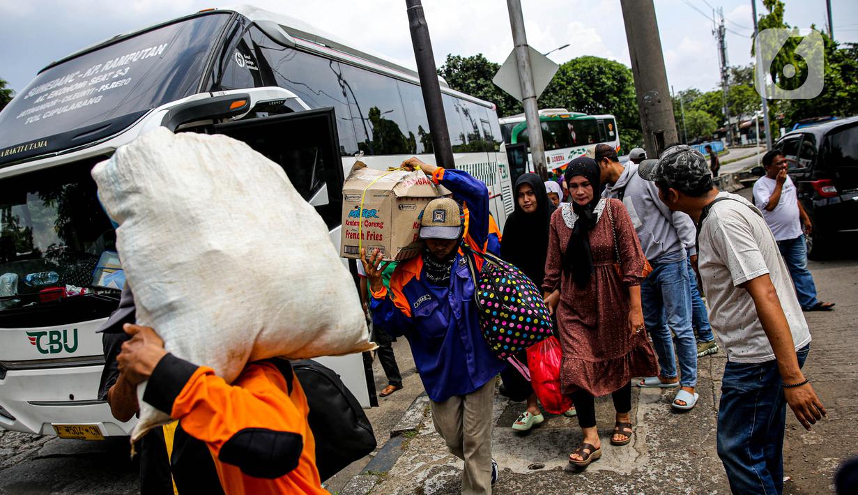 Yulza mengimbau kepada penumpang yang tiba dinihari bila masih lelah, letih, atau belum dijemput keluarganya lebih baik beristirahat sejenak di area ruang tunggu sampai pagi hari. (Liputan6.com/Faizal Fanani)