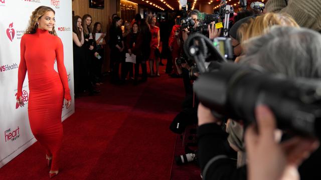 Gaya Rita Ora Pakai Gaun Merah Menyala di American Heart Association