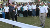Menpora Imam Nahrawi saat ikut main badminton di Gala Desa Musi Banyuasin (istimewa)