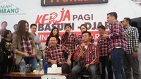 Pemilik Kaskus Andrew Darwis bersama beberapa artis datamgi Rumah Lembang beri dukungan untuk Ahok (Liputan6/Delvira Chaerani Hutabarat)