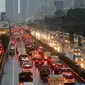 Sejumlah Kendaraan terjebak macet dikawasan Duren tiga Jakarta Selatan, Jakarta, Senin (23/5). Akibat hujan lebat beberapa ruas jalan tergenang banjir. (Liputan6.com/Yoppy Renato)