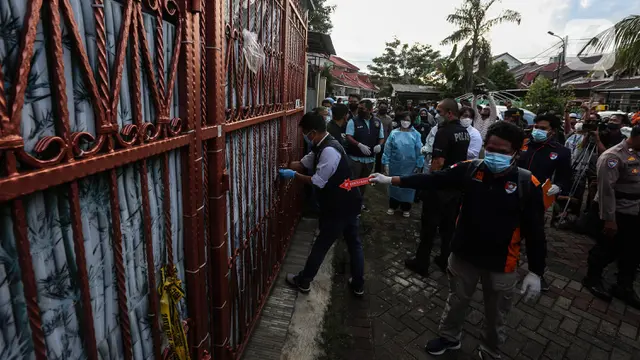 Polisi Olah TKP Kasus Satu Keluarga Meninggal di Kalideres