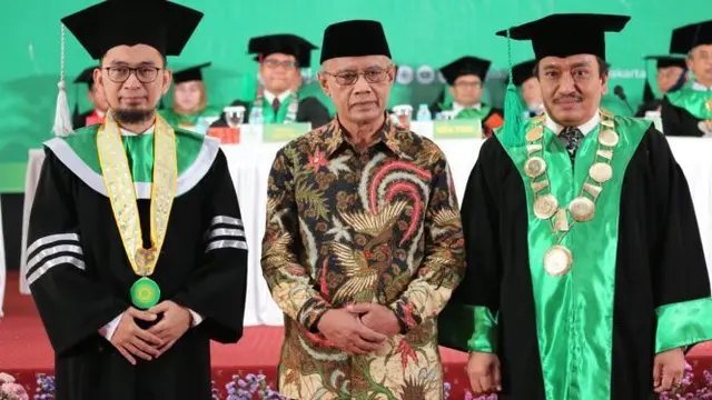 Ustaz Adi Hidayat (UAH) mendapatkan gelar Doktor Kehormatan atau Honoris Causa dari UMJ. (Foto: muhammadiya.or.id)