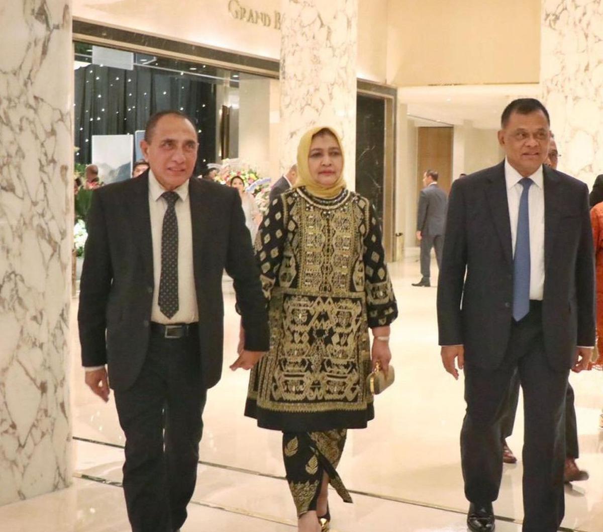 Menariknya, sikap Edy ke sang istri menuai banyak pujian dari masyarakat. Ia terlihat menggandeng tangan sang istri saat menghadiri acara tersebut.<br>