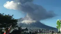 Asap letusan gunung Merapi terlihat seperti berpusar karena tiupan angin, dilihat dari Ketep Pass yang berada di lereng Gunung Merbabu. (foto: habib/ edhie prayitno ige)