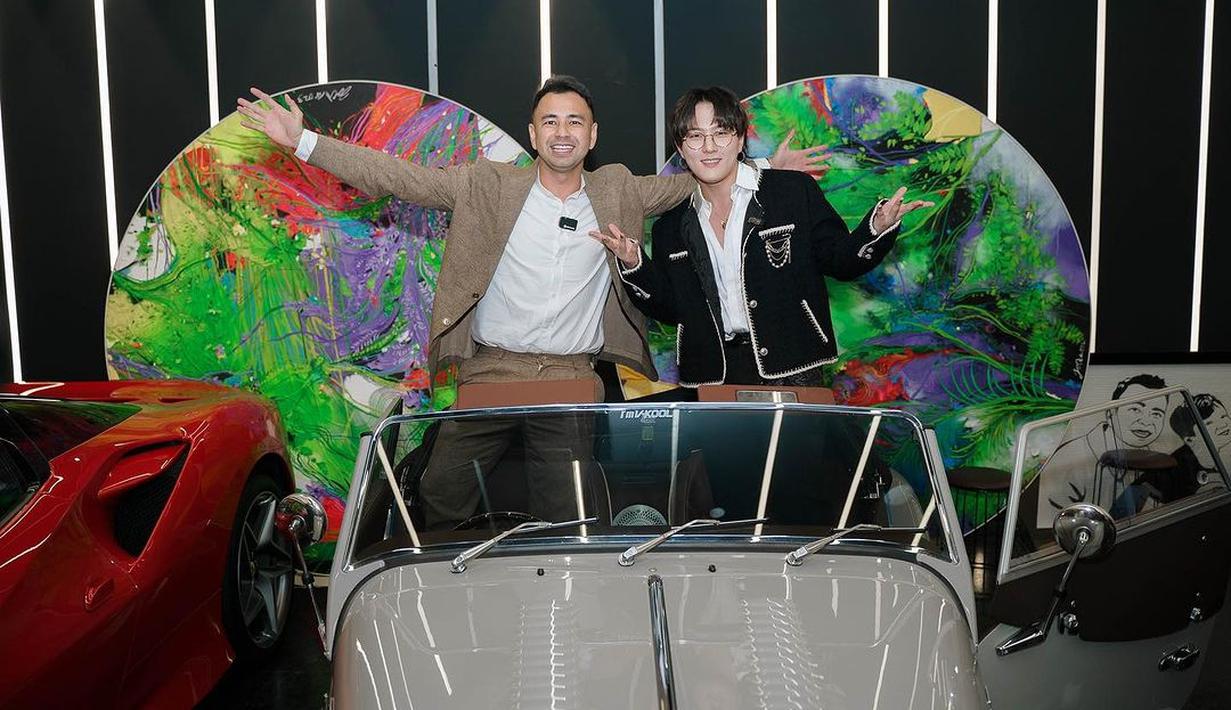 Mereka berpose di kendaraan mewah milik Raffi Ahmad yang lainnya. Pokoknya, basement adalah area yang wajib ditunjukkan Raffi saat ada tamu main ke rumahnya. (Foto: Instagram/ raffinagita1717)
