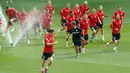 Para pemain timnas Polandia mengikuti sesi Latihan mereka di Arena Gdansk di Gdansk, Minggu (13/6/2021). Pertandingan pembuka Grup E Euro 2020 akan mempertemukan timnas Polandia vs timnas Slovakia di Stadion Krestovsky pada Senin (14/6) WIB. (JANEK SKARZYNSKI/AFP)