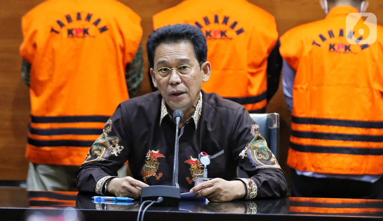 Wakil Ketua KPK Johanis Tanak memberikan keterangan pers terkait penahanan 10 orang anggota DPRD Provinsi Jambi periode 2014-2019 di Gedung Merah Putih KPK, Jakarta, Selasa (10/1/2023). Penyidik KPK melakukan penahanan terhadap 10 orang tersangka kasus suap 'ketok palu' pengesahan RAPBD Provinsi Jambi tahun 2017. (Liputan6.com/Angga Yuniar)