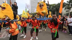Kesenian Sisingaan Jaipong ikut meramaikan parade kebudayaan "Aksi Kita Indonesia" di Bundaran HI, Jakarta, Minggu (4/12). Selain membuat suasana meriah, pertunjukan kesenian asal Subang itu mengundang perhatian dari masyarakat (Liputan6.com/Fery Pradolo)