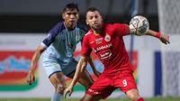 Penyerang Persija Jakarta, Marko Simic (kanan) mengontrol bola dibayangi bek Persela Lamongan, Moch Zaenuri dalam laga pekan ke-4 BRI Liga 1 2021/2022 di Stadion Pakansari, Bogor, Jumat (24/09/2021). Persija menang 2-1.(Bola.com/Bagaskara Lazuardi)