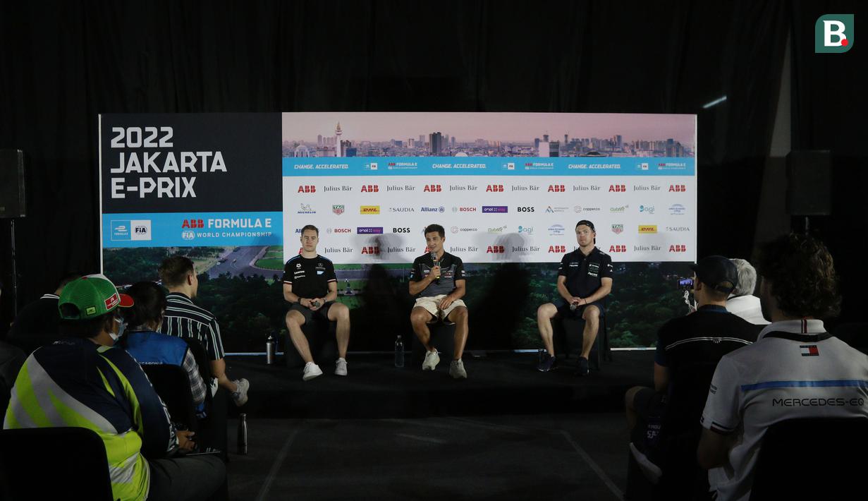 <p>Dari kiri : Pebalap Mercedes EQ Formula E, Stoffel Vandoorne, Pebalap Jaguar TCS Racing, Mitch Evans dan pebalap Envision Racing, Nick Cassidy, memberi keterangan saat jumpa pers di Jakarta International e-Prix Circuit (Jakarta E-Prix), Ancol pada Jumat (4/6/2022). (Bola.com/M Iqbal Ichsan)</p>