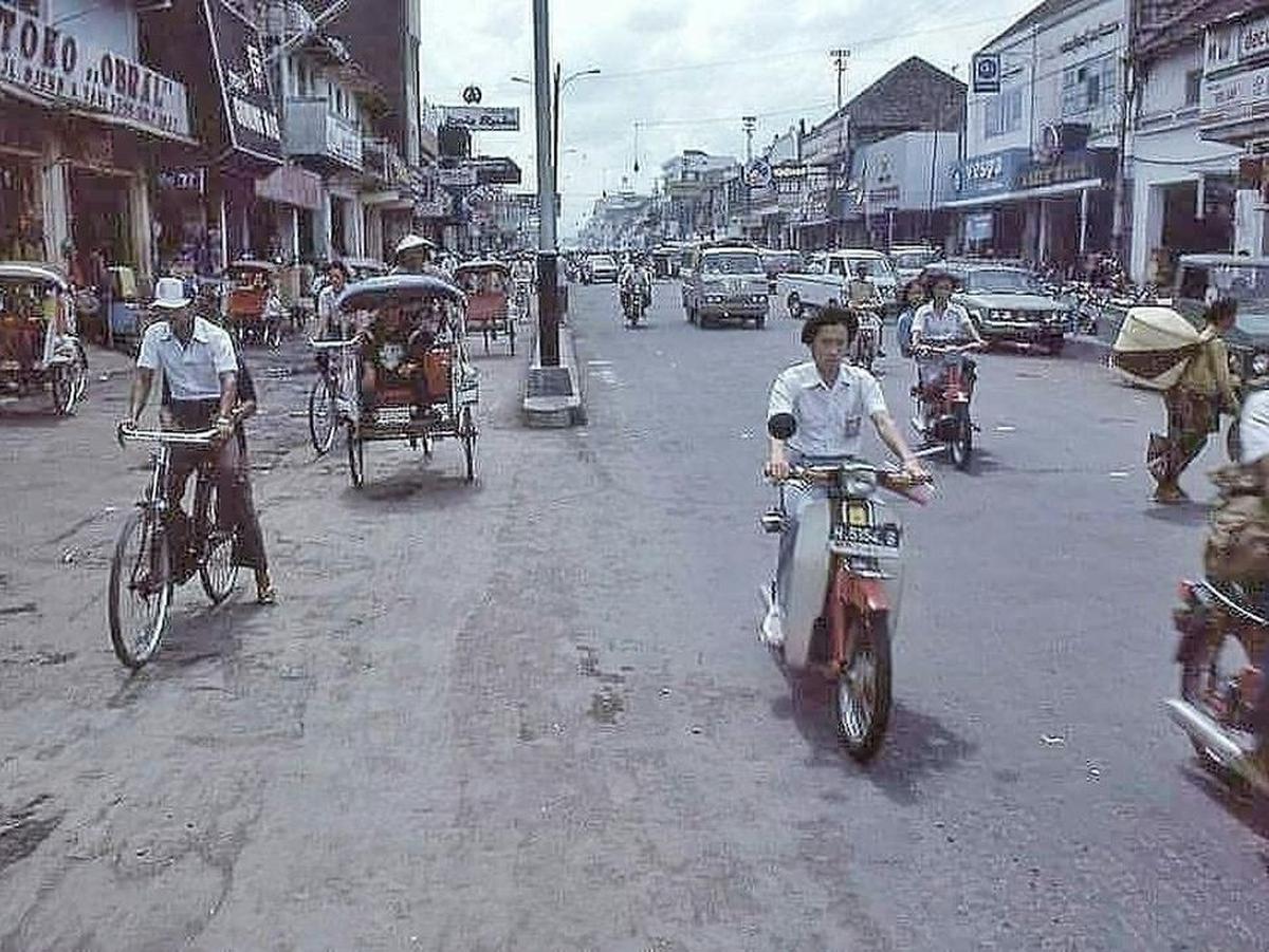 Apakah dulu belum diwajibkan untuk menggunakan helm?