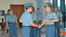 Citizen6, Surabaya: Saat menerima kunjungan resmi tersebut,  Dankobangdikal didamping Wakil Komandan Kobangdikal Brigjen TNI Marinir Prang Verry Kunto G. (Pengirim: Penkobangdikal)