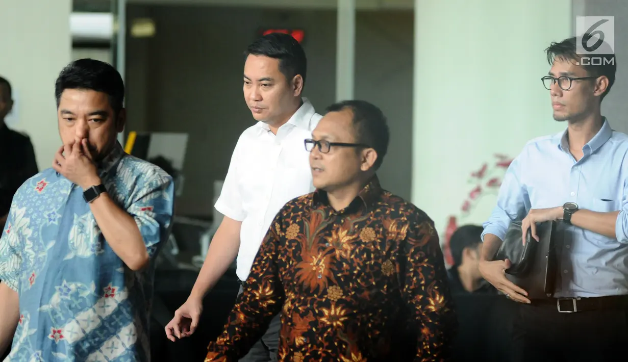 Politisi Partai Golkar, Fayakhun Andriadi (kedua kiri) saat meninggalkan Gedung KPK, Jakarta, Rabu (27/12). Fayakhun dimintai keterangan sebagai saksi dugaan suap pengadaan alat satelit monitoring di Bakamla-RI. (Liputan6.com/Helmi Fithriansyah)