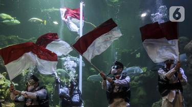 FOTO: Gladi Resik Pengibaran Bendera Dalam Akuarium Sea World Ancol