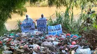 Tim Ekspedisi Sungai Nusantara bentangkan 3 poster bertuliskan “Sei Deli Bukan Tempat Sampah,”. Lalu “Sei Deli Tercemar Mikroplastik” dan “Sampah Sachet Cemari Sungai Deli”. (Tim Ekspedisi Sungai Nusantara)