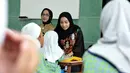 Nikita Willy saat mengajar mengaji di Taman Al-Quran Nikita Willy, Jakarta, Selasa (19/8/14). (Liputan6.com/Panji Diksana)