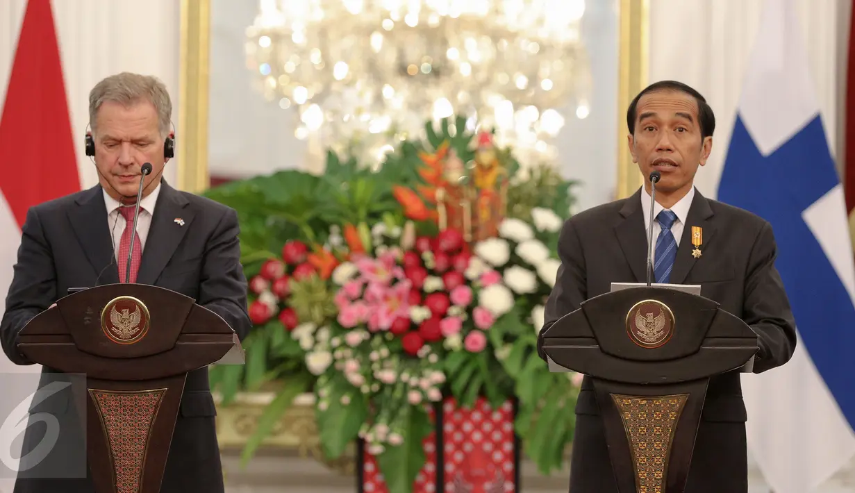 Presiden Jokowi (kanan) bersama Presiden Finlandia Sauli Vainamo Niinisto melakukan pidato dalam penandatangan nota kesepahaman di Istana Merdeka, Jakarta, (3/11/2015). Nota kesepahaman mengatur kerjasama dalam bidang energi. (Liputan6.com/Faizal Fanani)