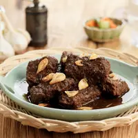 Resep semur kecap daging sapi./Copyright shutterstock.com/g/IkaRahma