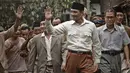 Terakhir, ada Ario Bayu yang bermain sebagai sosok Soekarno di film berjudul Soekarno: Indonesia pada tahun 2013 silam. Ia begitu tampan dan menyerupai sosok asli dari Sang Proklamator Kemerdekaan Republik Indonesia. (Twitter)